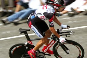 九游游戏在线玩-英雄联盟 冠军争夺进入关键阶段，英雄联盟获得冠军的队伍